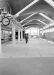 152633 Interieur van het N.S.-station Schiedam te Schiedam: hal.N.B. De naam van het station is op 25 mei 1967 ...